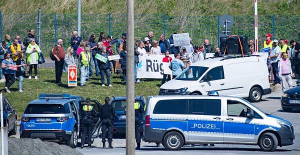 Teilnehmer einer Demonstration gegen die Pläne eines Flüssigerdgas-Terminals am Standort Mukran. - © Stefan Sauer/dpa