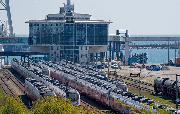 Blick auf den Hafen von Mukran auf Rügen. - © Stefan Sauer/dpa