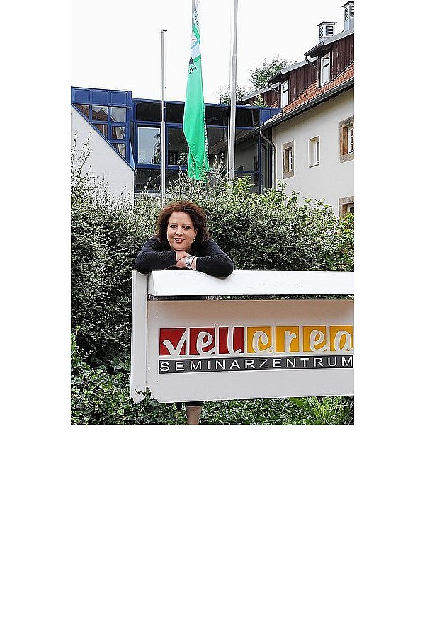 Der moderne Anbau ergänzt die Möglichkeiten der Ackerscheune. Gaby Gebel will das ganze Seminarzentrum in Willebadessen als neue Geschäftsführerin seinen Möglichkeiten gemäß nach vorne bringen. - © FOTO: SABINE BRINKMANN
