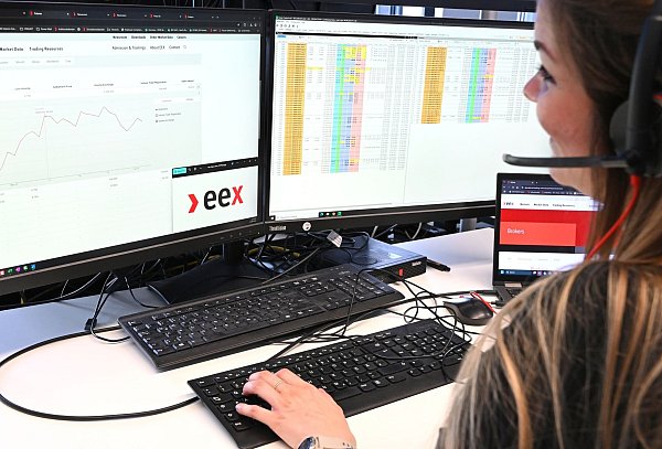 Eine Mitarbeiterin der Energiebörse EEX hat in der Marktsteuerung das aktuelle Handelsgeschehen im Blick. - © Elisa Schu/dpa