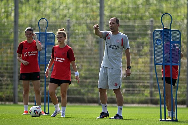 Mit Leverkusen will Pätzold Schritt für Schritt an die Top-Drei der Liga heranzurücken. - © Federico Gambarini/dpa