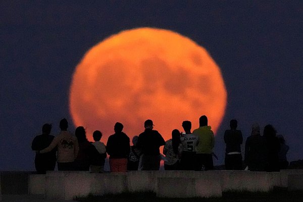 Vollmond über Chicago - © Charles Rex Arbogast/AP/dpa