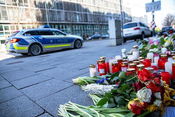 Nach dem Anschlag haben Menschen Blumen niedergelegt und Kerzen aufgestellt. (Archivbild) - © Pia Bayer/dpa