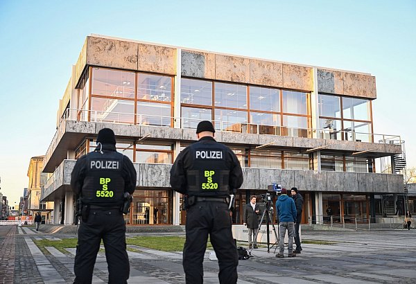 Die DFL ist mit ihrer Beschwerde gegen eine Beteiligung an den Polizeikosten für Hochrisikospiele am Bundesverfassungsgericht gescheitert. - © Uli Deck/dpa