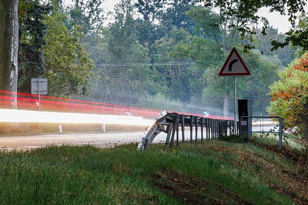 Die fest installierten Blitzer an Frankreichs Straßen sind oft Zielscheibe von Vandalismus (Archivbild). - © Philipp von Ditfurth/dpa