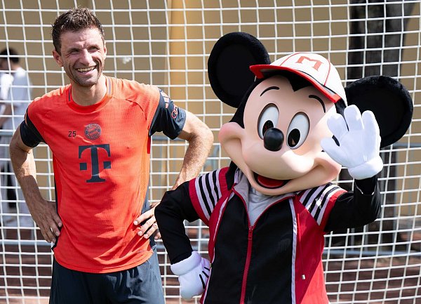 Thomas Müller in Orlando mit Micky Maus. - © Sven Hoppe/dpa