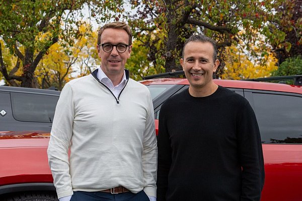 Carsten Helbing (l) und Wassym Bensaid führen das Gemeinschaftsunternehmen von VW und Rivian. - © Andrej Sokolow/dpa