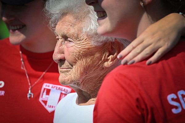Die 98-jährige Johanna Quaas lebt, was Altersforscher raten: Teilhabe hält jung. (Archivbild) - © Heiko Rebsch/dpa