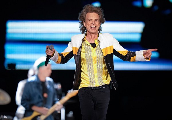 Rolling-Stones-Sänger Mick Jagger rockt mit 80 bei der jüngsten Tour in Vancouver ab. Inzwischen ist er 81. (Archivbild) - © DARRYL DYCK/The Canadian Press/AP/dpa
