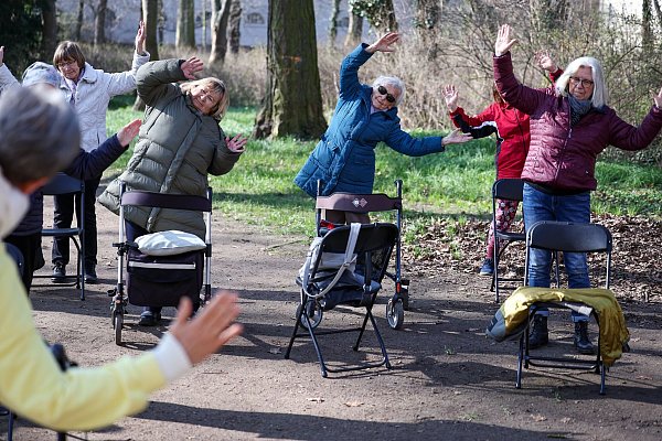 Ein wenig geht immer: Seniorinnen beim Rollator-Yoga im Schlosspark Köthen (Sachsen-Anhalt). (Archivbild) - © Jan Woitas/dpa