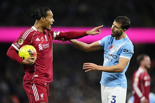 Der vermeintliche Liverpool-Ausgleich durch Virgil van Dijk (l) zählte wegen einer umstrittenen Abseitsposition nicht. - © Nick Potts/PA Wire/dpa