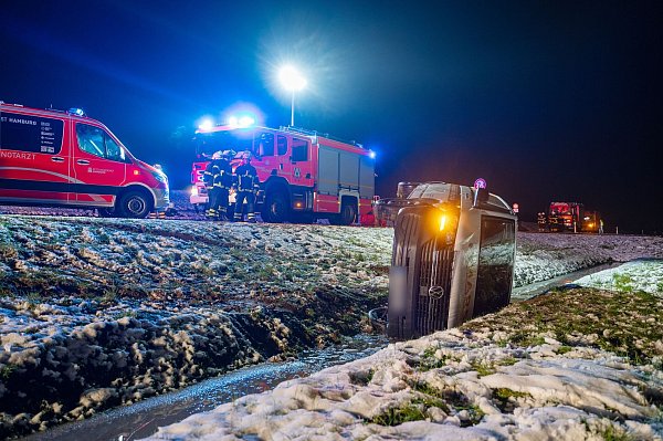 Ein verunglückter Kleintransporter in einem Graben bei Hamburg. - © Rene Schröder/NEWS5/dpa
