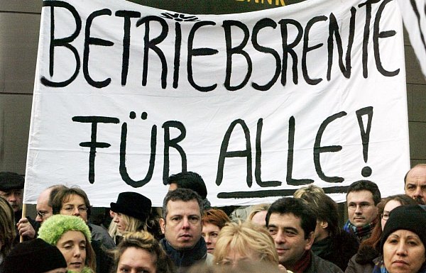 Mitarbeitende einer Bank demonstrieren für den Erhalt ihrer Betriebsrente (Foto: Archiv). - © Frank Rumpenhorst/dpa