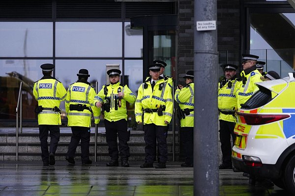 Der Prozess in Liverpool wurde von etlichen Polizisten geschützt. - © Peter Byrne/PA Wire/dpa