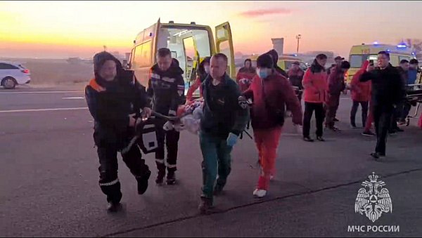 Eine überlebende Person wird nach dem Flugzeugunglück abtransportiert. - © Uncredited/Russian Emergency Ministry Press Service/AP/dpa