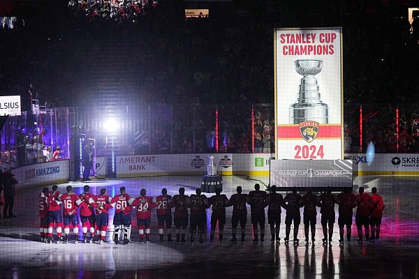 Vor dem Auftaktspiel der neuen Saison feierten die Florida Panthers noch einmal ihren Meistertitel. - © Jim Rassol/AP/dpa