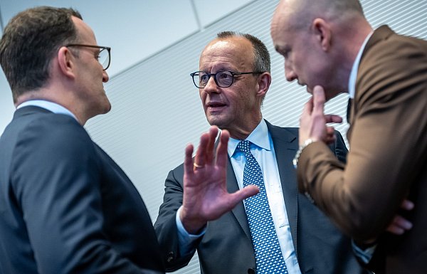 Bringen diese Drei - Unions-Fraktionschef Jens Spahn, Kanzler Friedrich Merz (beide CDU) und CSU-Landesgruppenchef Alexander Hoffmann, das Rentenpaket am Freitag über die Bühne? - © Michael Kappeler/dpa