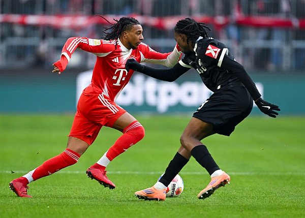 Nicht zu stoppen: Michael Olise (l) war gegen Freiburg an fünf Bayern-Toren direkt beteiligt. - © Sven Hoppe/dpa