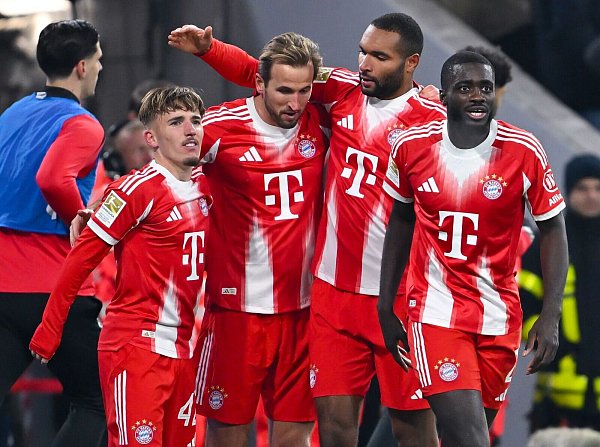 Sechsmal Münchner Torjubel nach dem 0:2-Fehlstart: Lennart Karl, Schütze Harry Kane, Jonathan Tah und Dayot Upamecano nach dem 4:2. - © Sven Hoppe/dpa