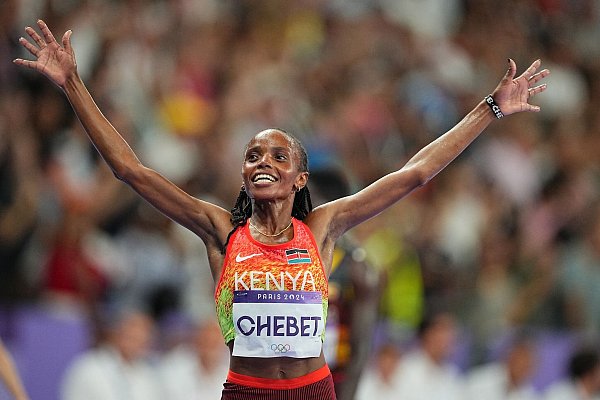 Olympiasiegerin Beatrice Chebet blieb über 5.000 Meter als erste Frau unter 14 Minuten. - © Michael Kappeler/dpa