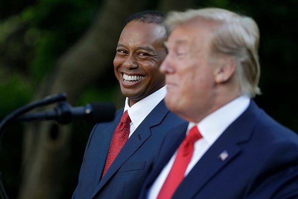 Begeisterte Golfer: Superstar Tiger Woods (l) und US-Präsident Donald Trump (r). (Archivfoto) - © Evan Vucci/AP/dpa