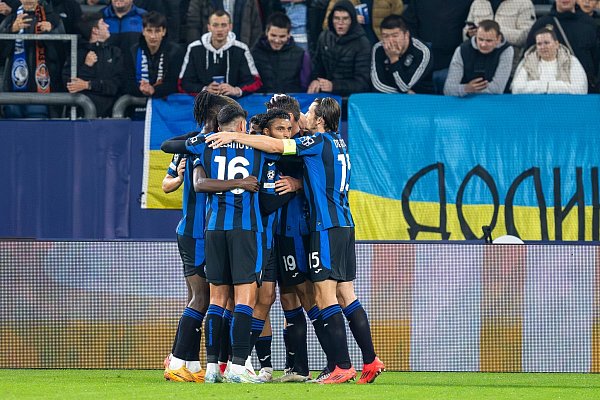 Atalanta Bergamo gewann in der Champions League souverän im Stadion des FC Schalke. - © David Inderlied/dpa