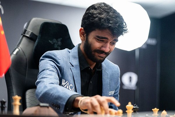 Ein Fehler seines Gegners kurz vor Schluss bringt Gukesh den WM-Titel. - © Maria Emelianova/FIDE/dpa