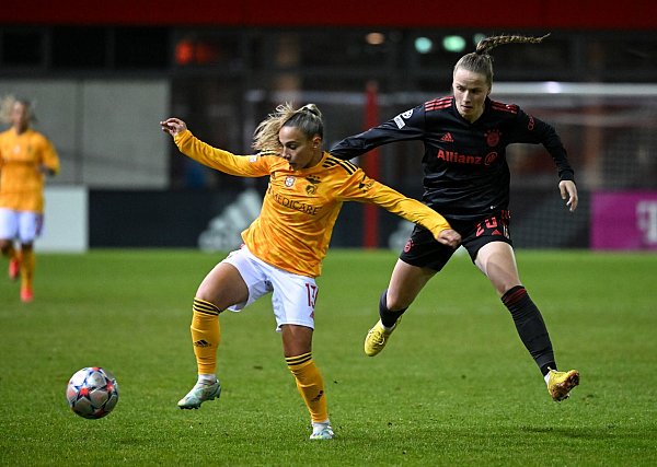 Erstmals im DFB-Aufgebot: Bayern-Stürmerin Franziska Kett (r) - © Sven Hoppe/dpa