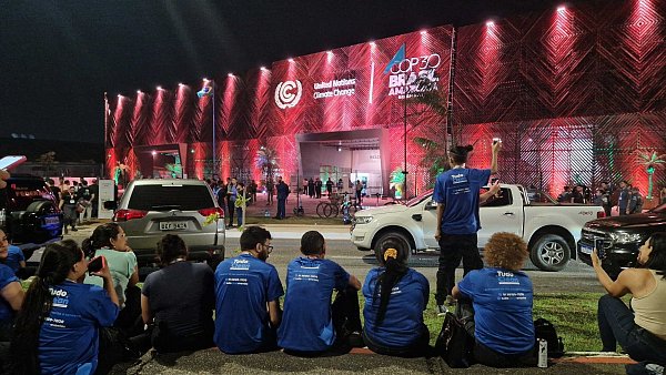 Indigene Aktivisten haben den Veranstaltungsort des Weltklimagipfels gestürmt. - © Larissa Schwedes/dpa