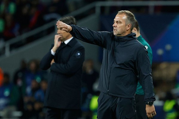 Barcelonas Trainer Hansi Flick lobte seinen Youngster. - © Joan Monfort/AP/dpa