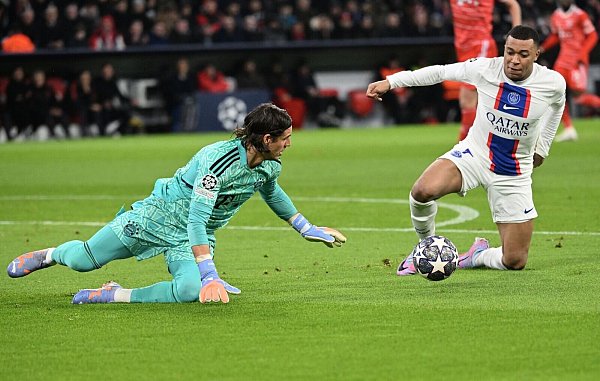 Bayern-Keeper Yann Sommer ist vor PSG-Torjäger Kylian Mbappe (r) am Ball. - © Sven Hoppe/dpa