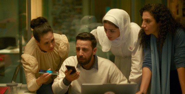 Szene aus dem Film - die Schauspieler verkörpern Hilfskräfte des Roten Halbmonds. - © Juan Sarmiento G./Filmfestspiele Venedig/dpa