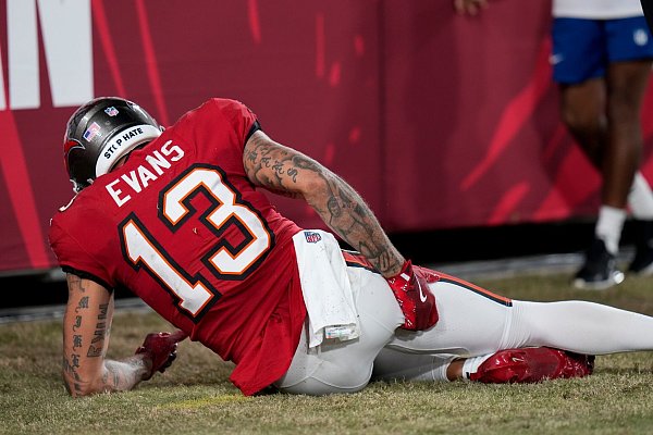 Die Verletzung von Mike Evans war für die Buccaneers die zweite bittere Nachricht des Abends. - © Chris O\\\'Meara/AP