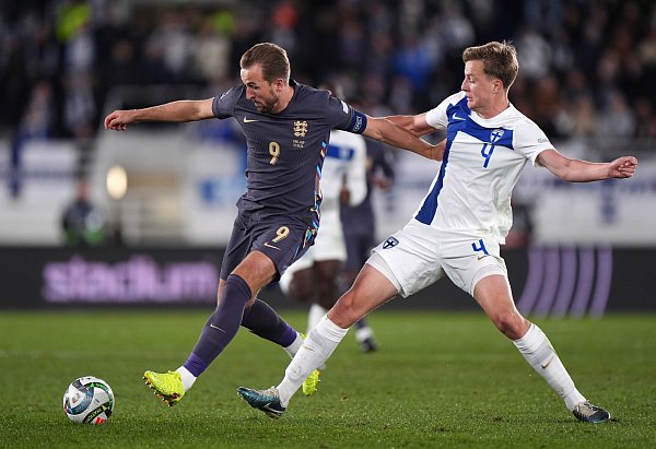 Bayern-Stürmer Harry Kane (l) siegt mit England in Helsinki. - © Bradley Collyer/PA Wire/dpa