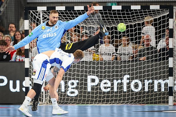 Keeper Andreas Wolff (hinten) - ein Erfolgsgarant der deutschen Handballer. - © Daniel Karmann/dpa