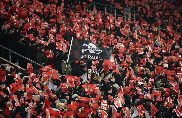 Fanproteste beim Spiel FC St. Pauli - 1. FC Union Berlin. - © Christian Charisius/dpa
