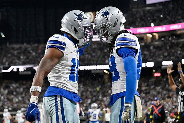 Flournoy (links) feierte erst seinen Touchdown und ehrte nach dem Spiel seinen Kollegen Marshawn Kneeland. - © David Becker/AP/dpa