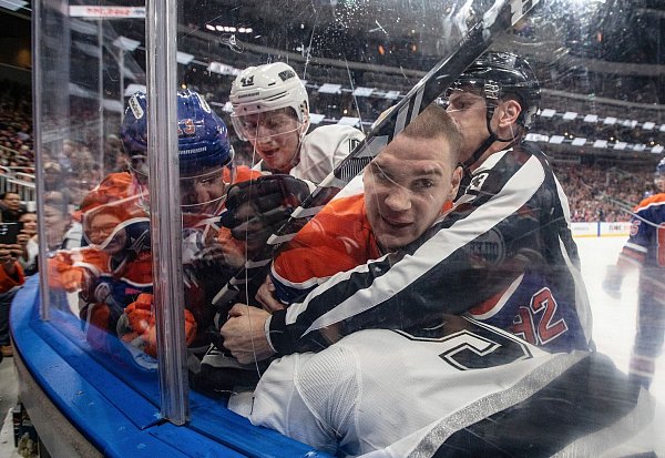 Zwischenzeitlich entlud sich die Rivalität in vielen harten Aktionen, Fouls und einer Schlägerei. - © JASON FRANSON/The Canadian Press/AP/dpa