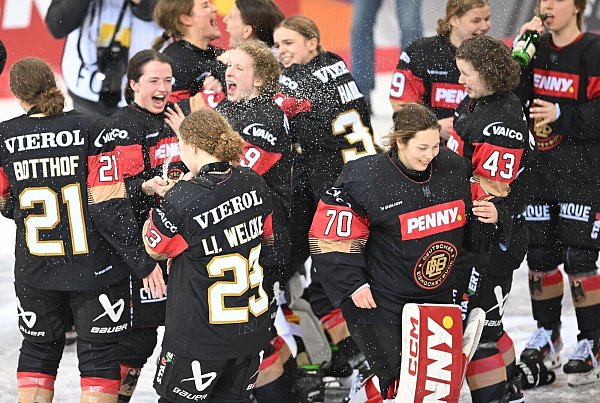 Großer Jubel nach dem 2:1-Sieg der deutschen Eishockey-Frauen gegen Ungarn. - © Carmen Jaspersen/dpa