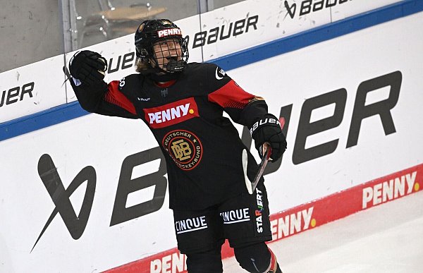 Luisa Welcke machte mit ihrem 2:1 den Olympia-Traum der deutschen Eishockey-Frauen wahr. - © Carmen Jaspersen/dpa