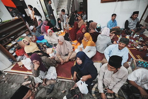 Die Angehörigen warteten verzweifelt auf Nachrichten. - © Achmad Ibrahim/AP/dpa