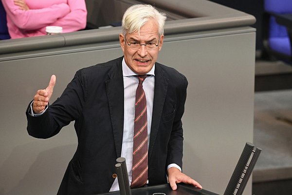 Mathias Middelberg (CDU) stellt infrage, ob die Ermäßigungen überhaupt bei Verbraucherinnen und Verbrauchern ankommen würden. - © Anna Ross/dpa