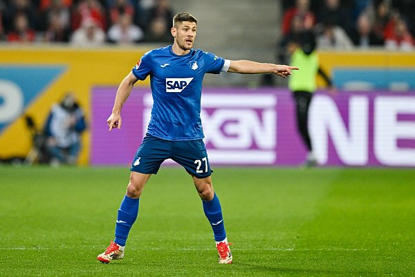 Hoffenheims Andrej Kramaric zeigt vergebens die Richtung an - © Uwe Anspach/dpa