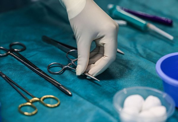 Das Besteck in der Chirurgie ist einer Expertin zufolge eher auf Männerhände ausgelegt. - © Oliver Berg/dpa