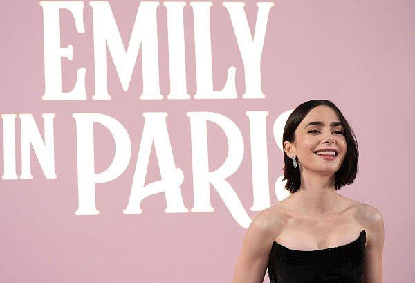 Die britische Schauspielerin Lily Collins spielt in der Serie «Emily in Paris» die Titelrolle. (Archivbild) - © Jordan Strauss/Invision/dpa
