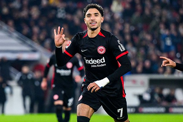 Omar Marmoush soll mindestens bis zum Sommer bei der Eintracht bleiben. - © Tom Weller/dpa