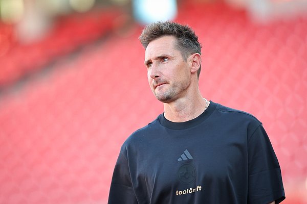 Kann sich über einen neuen Spieler freuen: FCN-Coach Miroslav Klose. - © Daniel Karmann/dpa