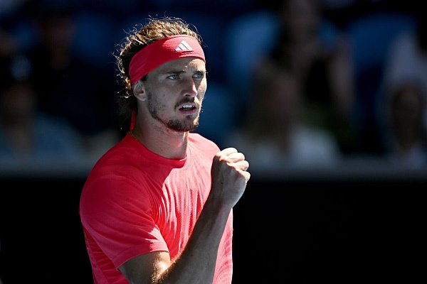 Tennisstar Alexander Zverev freut sich über den Achtelfinal-Einzug - © Lukas Coch/AAP/dpa