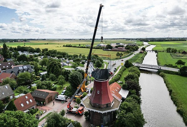 Blick auf das Greetsieler Wahrzeichen, die Rote Windmühle. (Luftaufnahme mit einer Drohne). - © Lars Penning/dpa