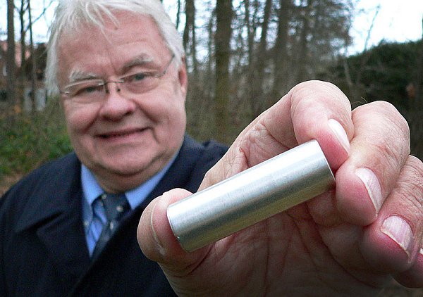 Manfred Lessing hält in Espelkamp (Nordhein-Westfalen) eine kleine Urne in der Hand. - © FOTO: MAREIKE PATOCK